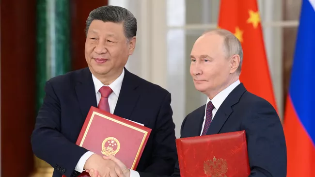 Президент России Владимир Путин и председатель КНР Си Цзиньпин на церемонии обмена документами по итогам российско-китайских переговоров