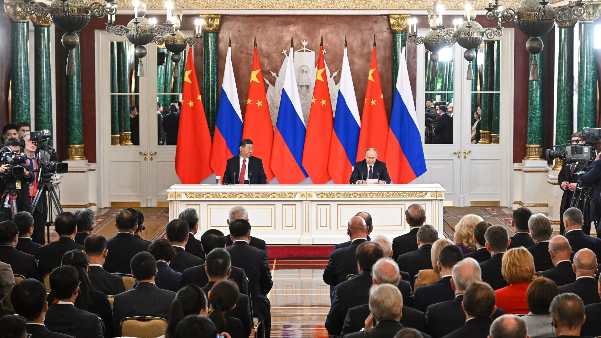Президент РФ Владимир Путин и председатель КНР Си Цзиньпин на церемонии обмена документами по итогам российско-китайских переговоров. 8 мая 2025 - РИА Новости, 1920, 08.05.2025