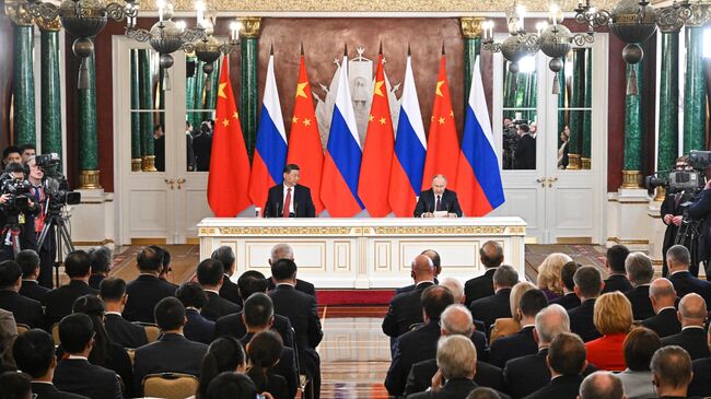 Президент РФ Владимир Путин и председатель КНР Си Цзиньпин на церемонии обмена документами по итогам российско-китайских переговоров