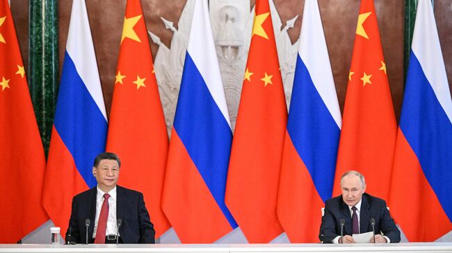 Президент РФ Владимир Путин и председатель КНР Си Цзиньпин на церемонии обмена документами по итогам российско-китайских переговоров