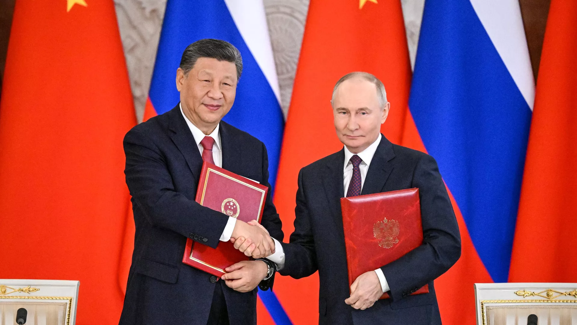 Президент РФ Владимир Путин и председатель КНР Си Цзиньпин на церемонии обмена документами по итогам российско-китайских переговоров - РИА Новости, 1920, 08.05.2025