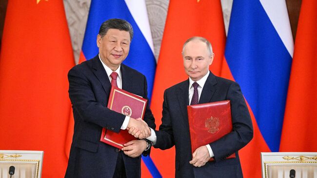 Президент РФ Владимир Путин и председатель КНР Си Цзиньпин на церемонии обмена документами по итогам российско-китайских переговоров