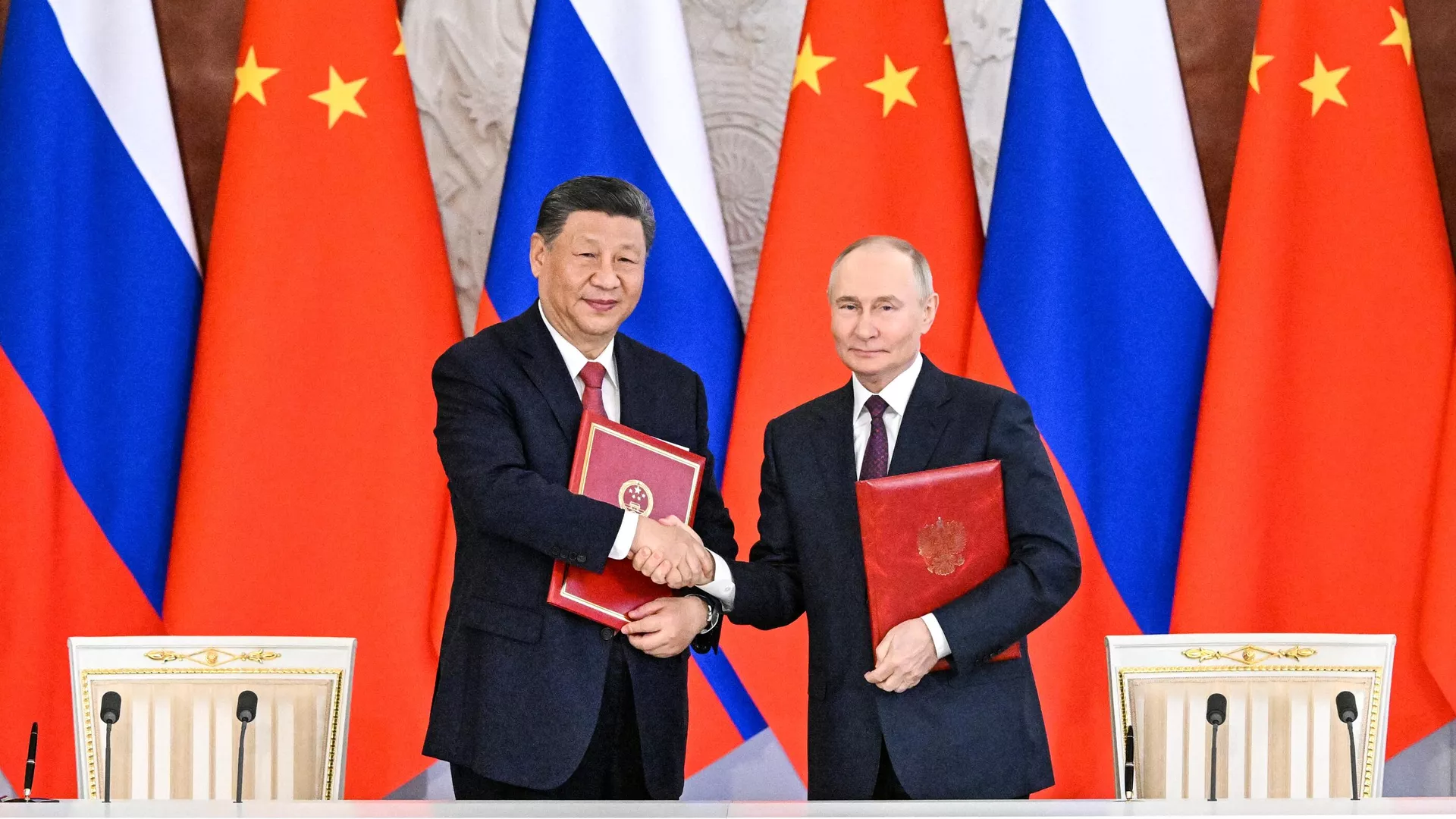 Президент РФ Владимир Путин и председатель КНР Си Цзиньпин на церемонии обмена документами по итогам российско-китайских переговоров. 8 мая 2025 - РИА Новости, 1920, 08.05.2025