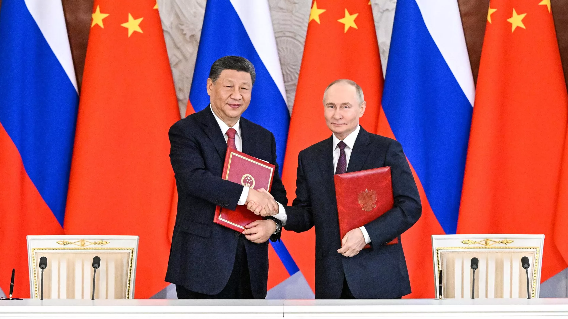 Президент РФ Владимир Путин и председатель КНР Си Цзиньпин на церемонии обмена документами по итогам российско-китайских переговоров - РИА Новости, 1920, 08.05.2025