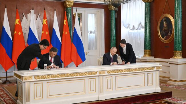 Президент РФ Владимир Путин и председатель КНР Си Цзиньпин на церемонии обмена документами по итогам российско-китайских переговоров