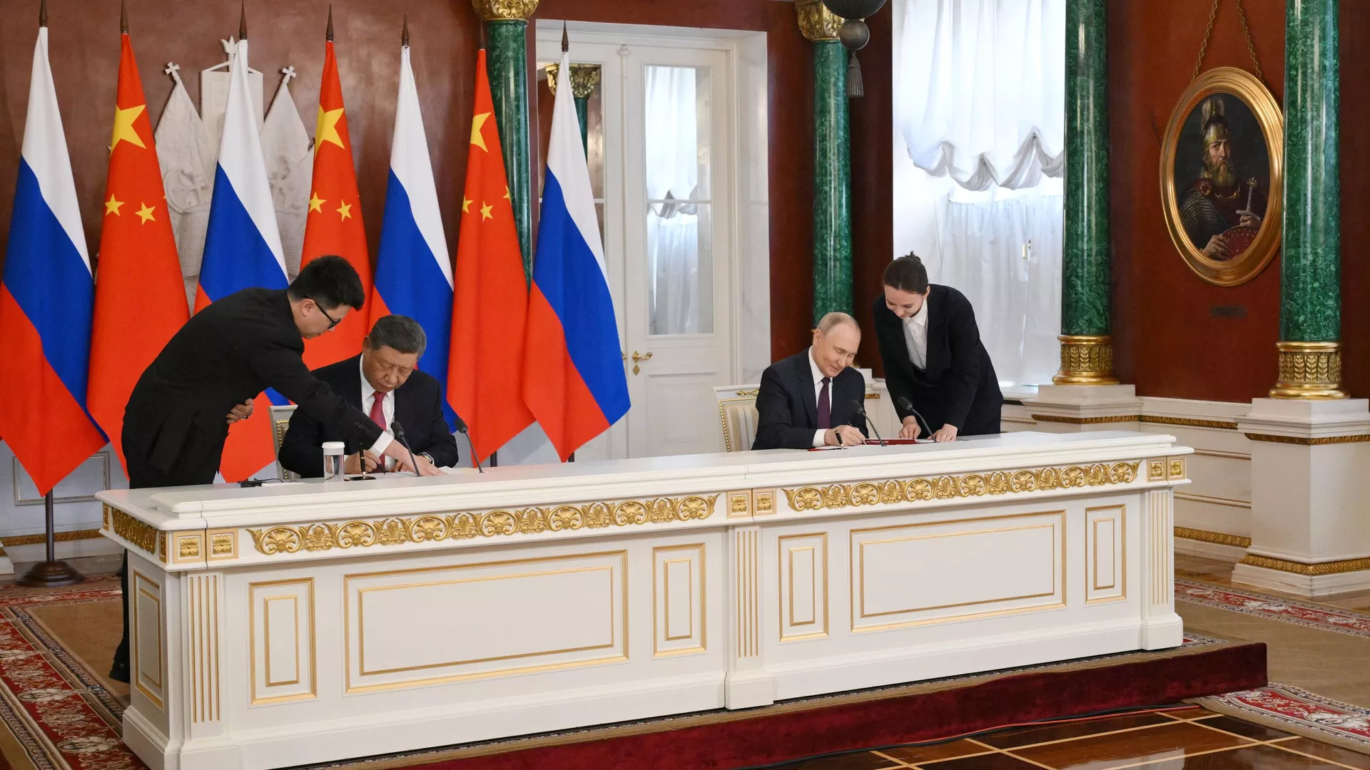 Президент РФ Владимир Путин и председатель КНР Си Цзиньпин на церемонии обмена документами по итогам российско-китайских переговоров Президент РФ Владимир Путин и председатель КНР Си Цзиньпин на церемонии обмена документами по итогам российско-китайских переговоров - РИА Новости, 1920, 08.05.2025