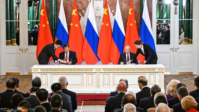 Президент РФ Владимир Путин и председатель КНР Си Цзиньпин на церемонии обмена документами по итогам российско-китайских переговоров