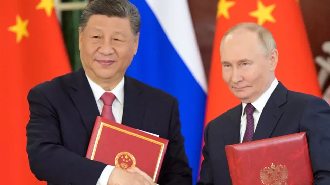 Президент РФ Владимир Путин и председатель КНР Си Цзиньпин на церемонии обмена документами по итогам российско-китайских переговоров