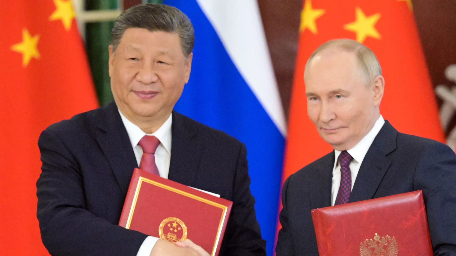 Президент РФ Владимир Путин и председатель КНР Си Цзиньпин на церемонии обмена документами по итогам российско-китайских переговоров - РИА Новости, 1920, 11.05.2025