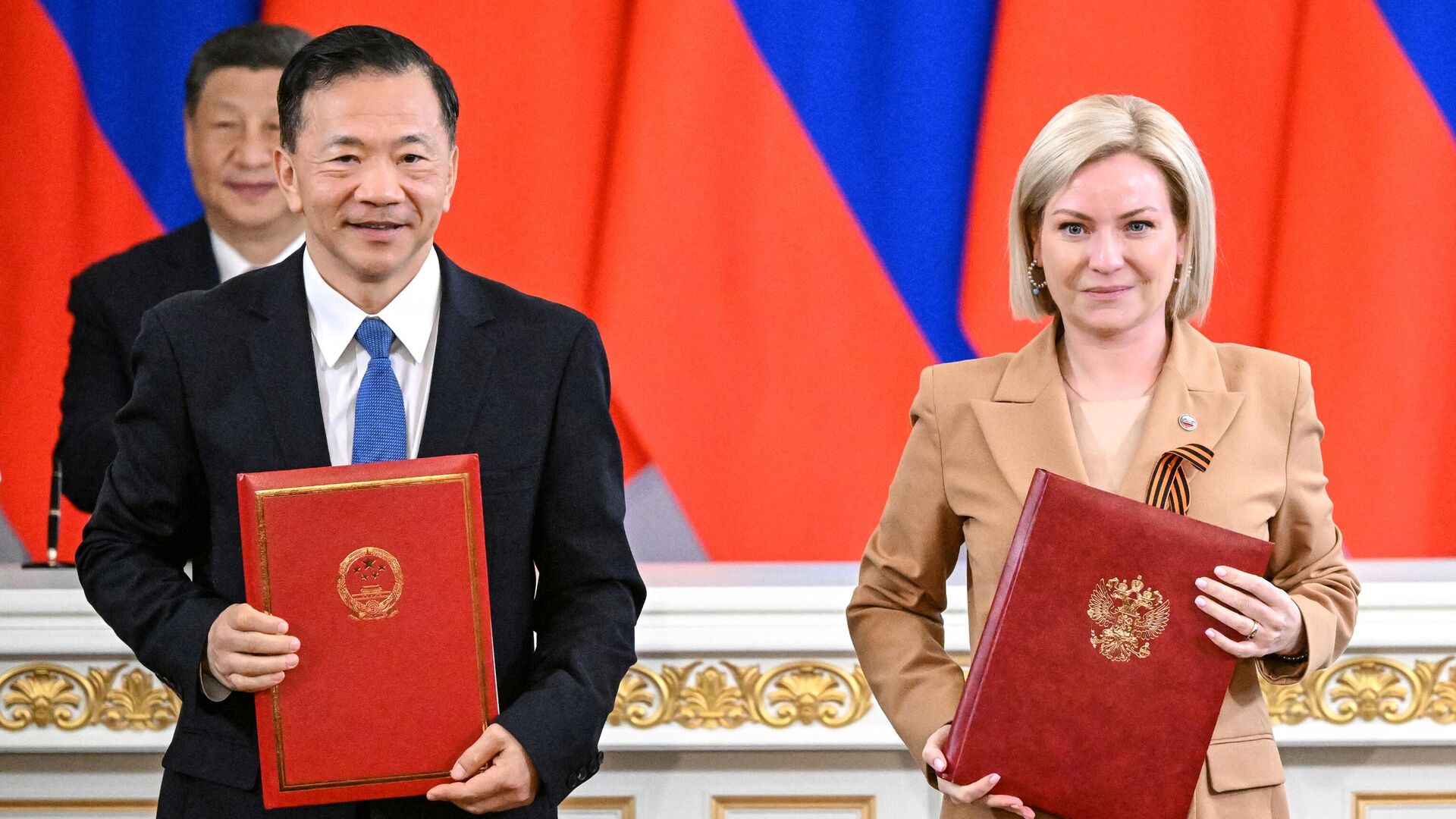 Министр культуры РФ Ольга Любимова и генеральный директор Медиакорпорации Китая Шэнь Хайсюн на церемонии обмена документами по итогам российско-китайских переговоров. 8 мая 2025 Министр культуры РФ Ольга Любимова и генеральный директор Медиакорпорации Китая Шэнь Хайсюн на церемонии обмена документами по итогам российско-китайских переговоров. 8 мая 2025 - РИА Новости, 1920, 08.05.2025