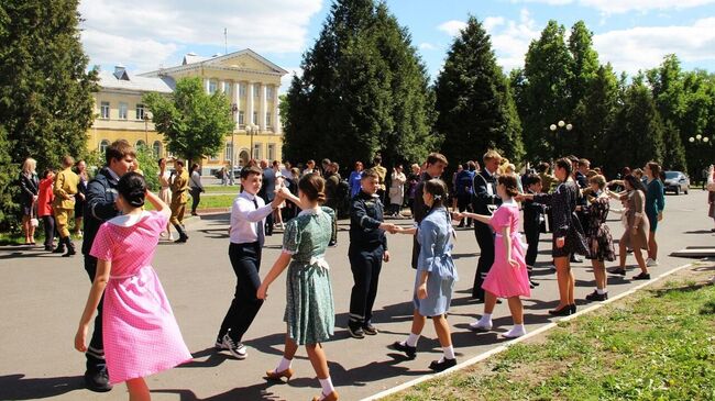 Единая Россия провела Вальс Победы в Курске