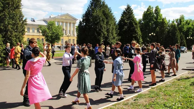 Единая Россия провела Вальс Победы в Курске