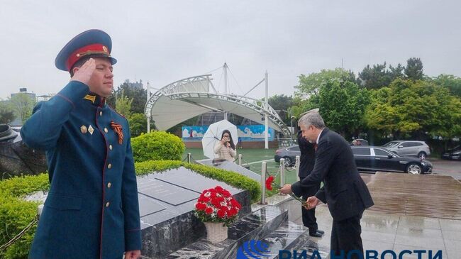 Представители российской дипмиссии в Южной Корее, сотрудники российских загранучреждений и соотечественники с семьями в День Победы, несмотря на дождь, почтили память павших советских воинов