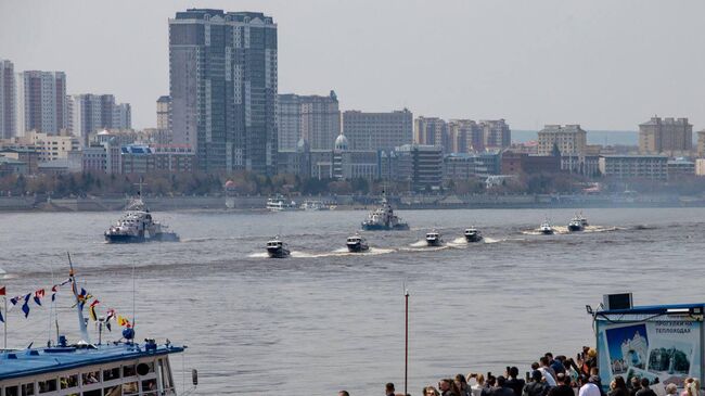 Парад сторожевых кораблей на пограничной реке Амур в Благовещенске