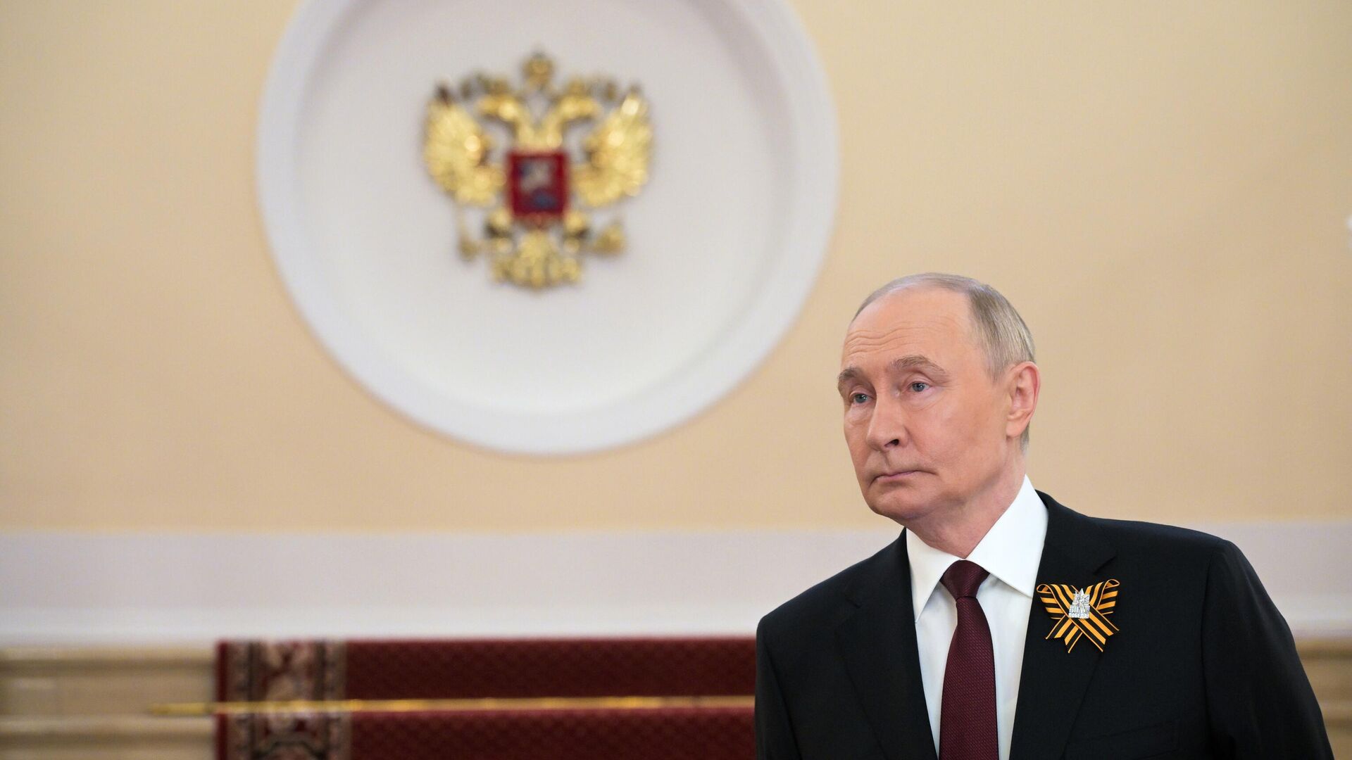 Президент России Владимир Путин во время приветствия иностранных лидеров в Москве в Кремле перед военным парадом, посвященном 80-летию Победы. 9 мая 2025 - РИА Новости, 1920, 09.05.2025