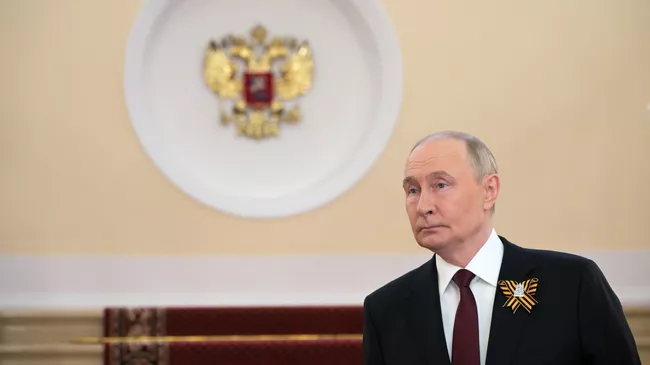 Президент России Владимир Путин во время приветствия иностранных лидеров в Москве в Кремле перед военным парадом, посвященном 80-летию Победы. 9 мая 2025