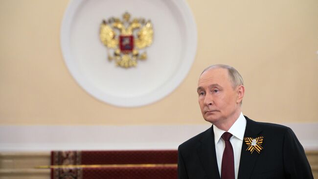 Президент России Владимир Путин во время приветствия иностранных лидеров в Москве в Кремле перед военным парадом, посвященном 80-летию Победы. 9 мая 2025