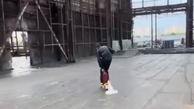 Подросток на электросамокате катается по территории пострадавшего от пожара концертного зала Крокус