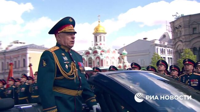 Почетный караул вносит на Красную площадь флаг России и Знамя Победы 