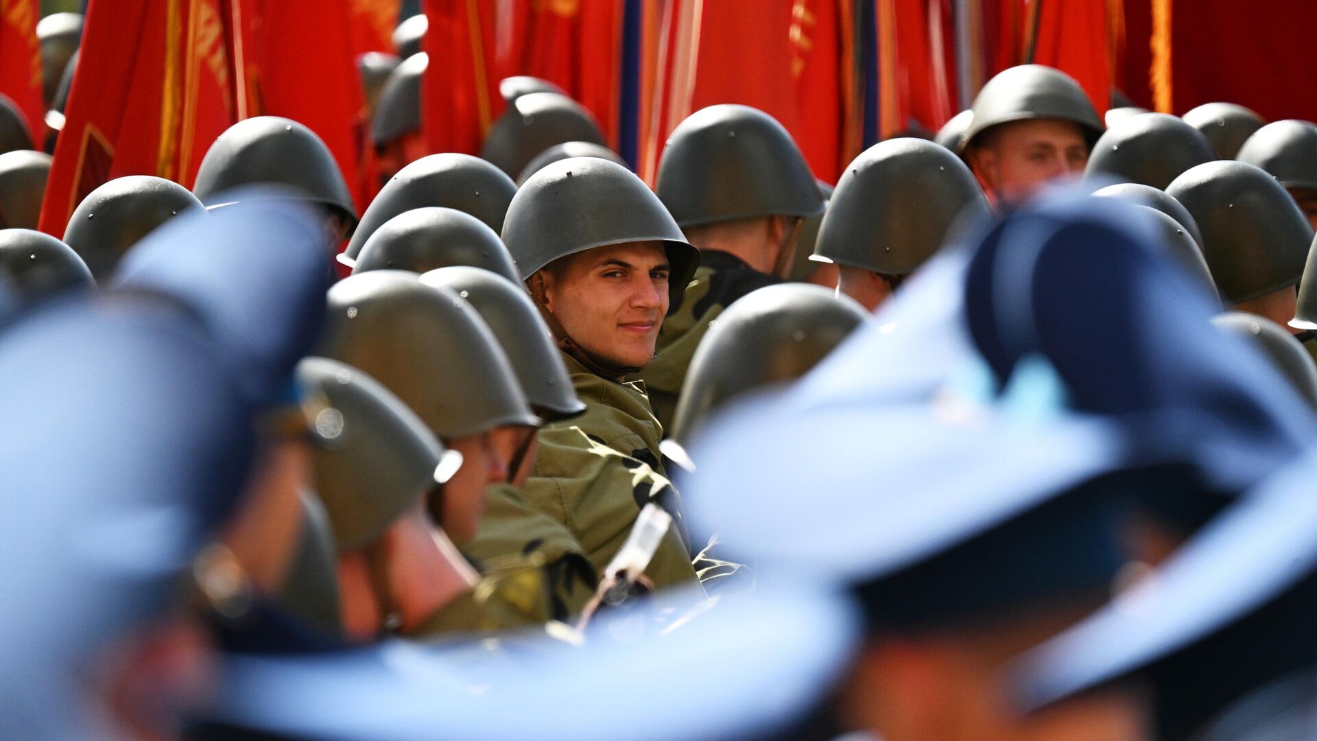 Парадные расчеты на Красной площади в Москве перед началом военного парада, посвященного 80-летию Победы в Великой Отечественной войне - РИА Новости, 1920, 09.05.2025