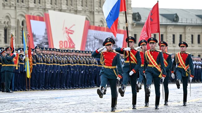 Военнослужащие роты почетного караула на Красной площади в Москве на военном параде, посвященном 80-летию Победы в Великой Отечественной войне