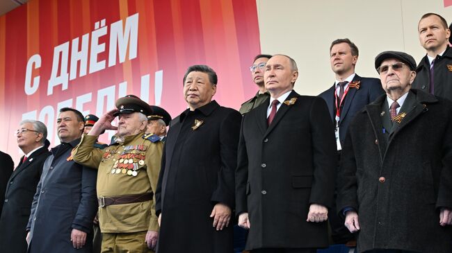 Президент России Владимир Путин и председатель КНР Си Цзиньпин на Красной площади в Москве на военном параде, посвященном 80-летию Победы