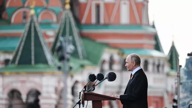 Президент России Владимир Путин выступает на Красной площади в Москве на военном параде, посвященном 80-летию Победы Президент России Владимир Путин выступает на Красной площади в Москве на военном параде, посвященном 80-летию Победы