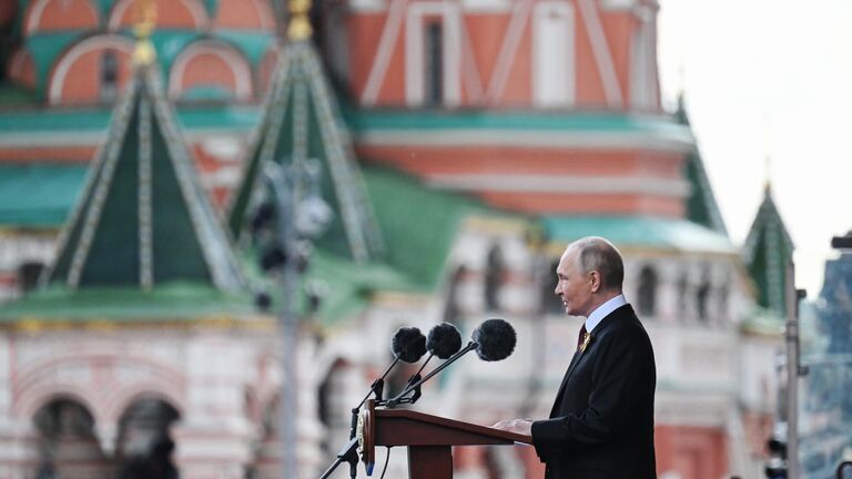 Президент России Владимир Путин выступает на Красной площади в Москве на военном параде, посвященном 80-летию Победы