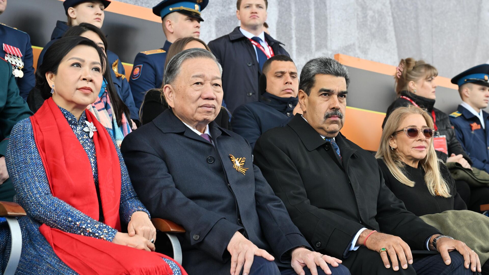 Президент Венесуэлы Николас Мадуро с супругой Силией Флорес и генсек Компартии Вьетнама То Лам с супругой Нго Фыонг Ли на Красной площади в Москве на военном параде, посвященном 80-летию Победы - РИА Новости, 1920, 09.05.2025