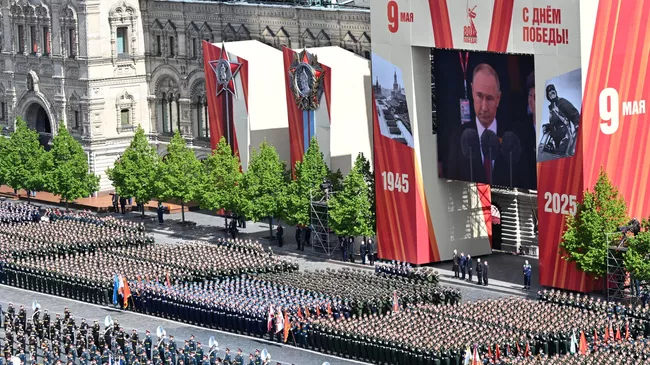 Военнослужащие парадных расчетов  на Красной площади в Москве на военном параде, посвященном 80-летию Победы в Великой Отечественной войне