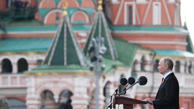 Президент России Владимир Путин выступает на Красной площади в Москве на военном параде, посвященном 80-летию Победы