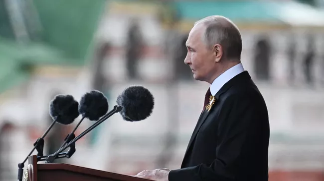 Президент России Владимир Путин выступает на Красной площади в Москве на военном параде, посвященном 80-летию Победы
