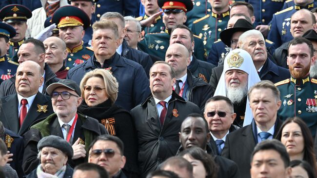 Патриарх Кирилл на трибуне на Красной площади в Москве на военном параде, посвященном 80-летию Победы