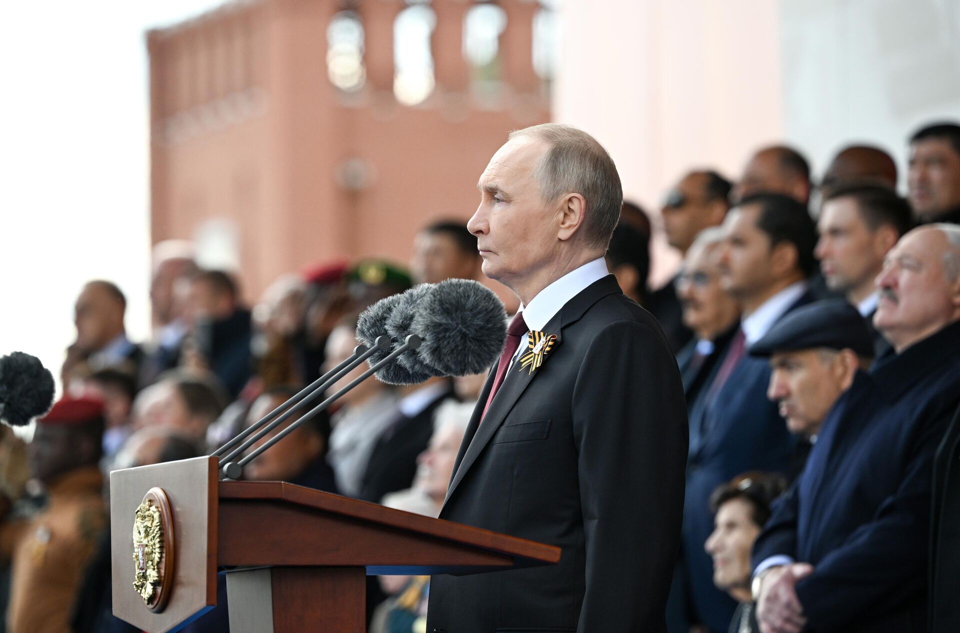Президент РФ Владимир Путин на Красной площади в Москве на военном параде, посвященном 80-летию Победы Президент РФ Владимир Путин на Красной площади в Москве на военном параде, посвященном 80-летию Победы - РИА Новости, 1920, 09.05.2025