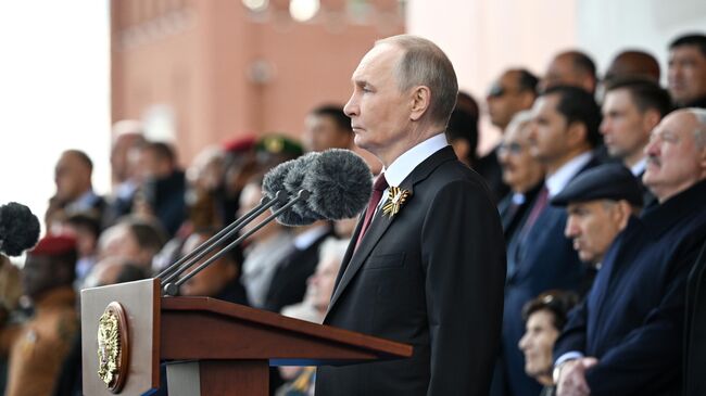 Президент РФ Владимир Путин на Красной площади в Москве на военном параде, посвященном 80-летию Победы