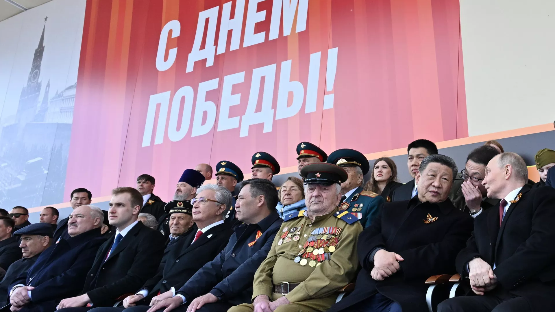Президент России Владимир Путин и председатель КНР Си Цзиньпин на Красной площади в Москве на военном параде, посвященном 80-летию Победы Президент России Владимир Путин и председатель КНР Си Цзиньпин на Красной площади в Москве на военном параде, посвященном 80-летию Победы - РИА Новости, 1920, 09.05.2025