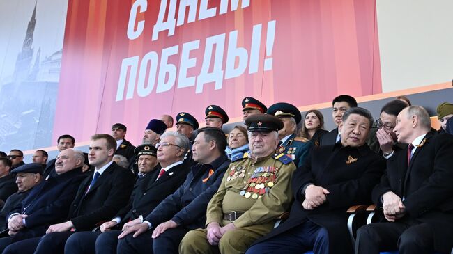 Президент России Владимир Путин и председатель КНР Си Цзиньпин на Красной площади в Москве на военном параде, посвященном 80-летию Победы