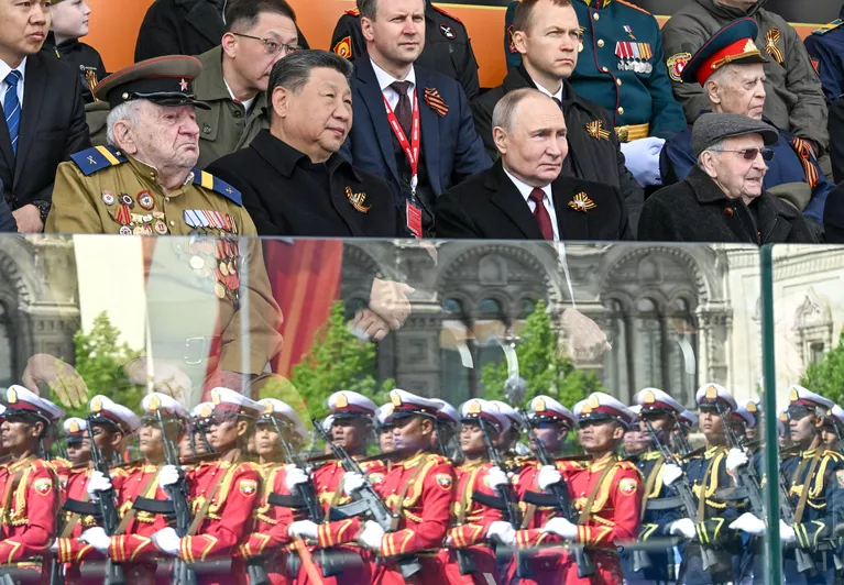 Президент России Владимир Путин и председатель КНР Си Цзиньпин на Красной площади в Москве на военном параде, посвященном 80-летию Победы Президент России Владимир Путин и председатель КНР Си Цзиньпин на Красной площади в Москве на военном параде, посвященном 80-летию Победы