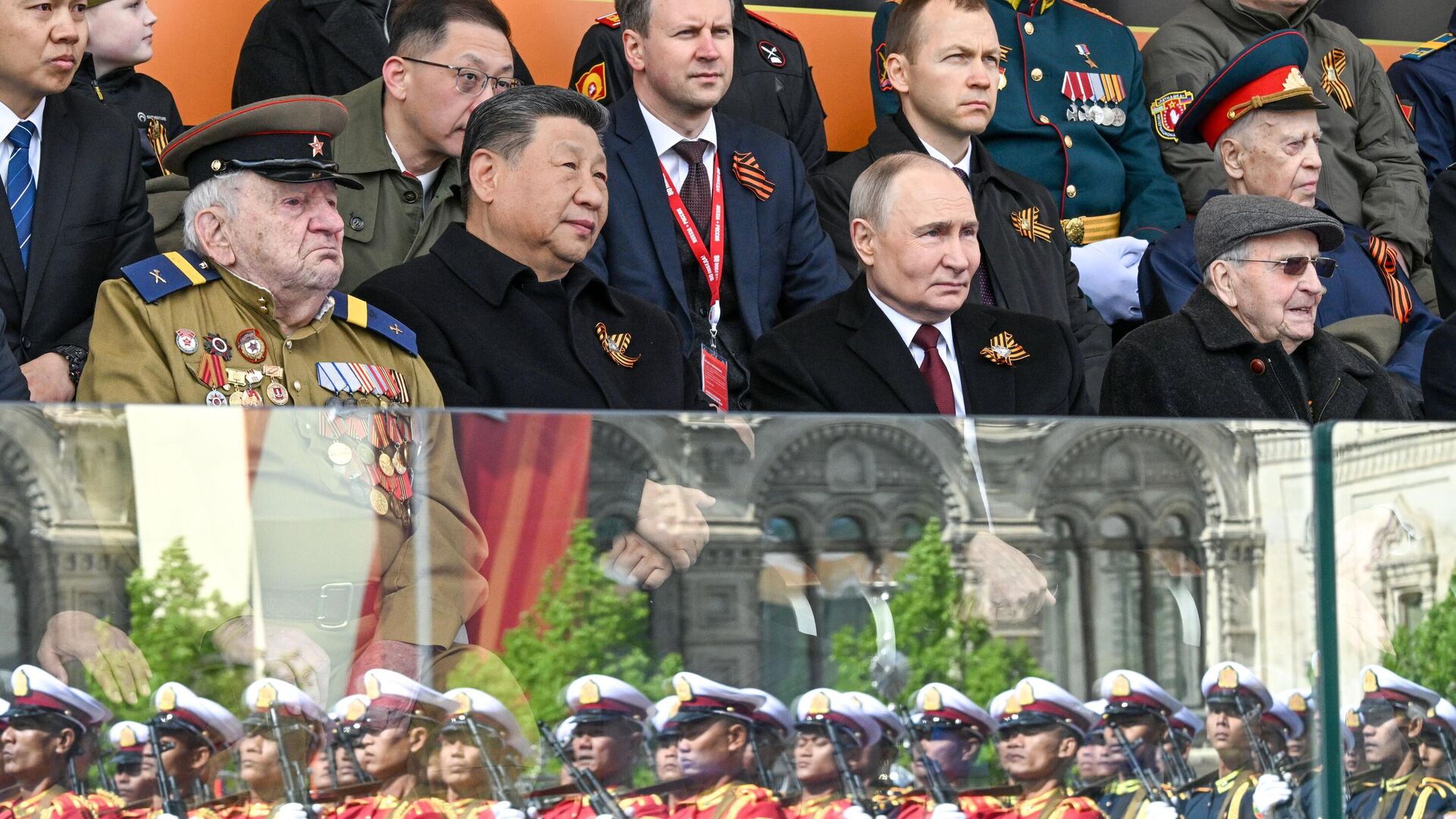 Президент России Владимир Путин и председатель КНР Си Цзиньпин на Красной площади в Москве на военном параде, посвященном 80-летию Победы. 9 мая 2025 - РИА Новости, 1920, 11.05.2025