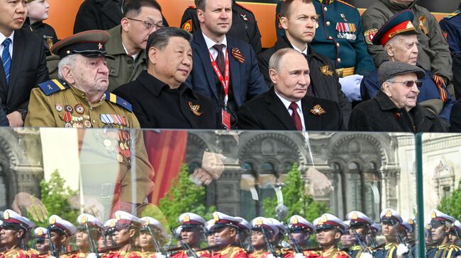 Президент России Владимир Путин и председатель КНР Си Цзиньпин на Красной площади в Москве на военном параде, посвященном 80-летию Победы Президент России Владимир Путин и председатель КНР Си Цзиньпин на Красной площади в Москве на военном параде, посвященном 80-летию Победы