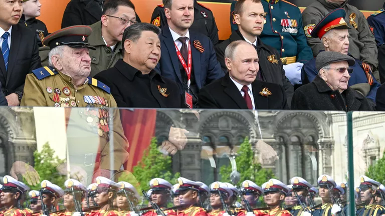 Президент России Владимир Путин и председатель КНР Си Цзиньпин на Красной площади в Москве на военном параде, посвященном 80-летию Победы Президент России Владимир Путин и председатель КНР Си Цзиньпин на Красной площади в Москве на военном параде, посвященном 80-летию Победы