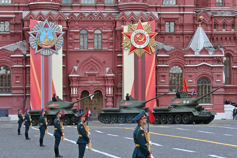 Танки Т-34-85 на Красной площади в Москве на военном параде, посвященном 80-летию Победы в Великой Отечественной войне Танки Т-34-85 на Красной площади в Москве на военном параде, посвященном 80-летию Победы в Великой Отечественной войне
