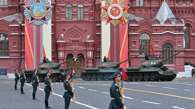 Танки Т-34-85 на Красной площади в Москве на военном параде, посвященном 80-летию Победы в Великой Отечественной войне Танки Т-34-85 на Красной площади в Москве на военном параде, посвященном 80-летию Победы в Великой Отечественной войне