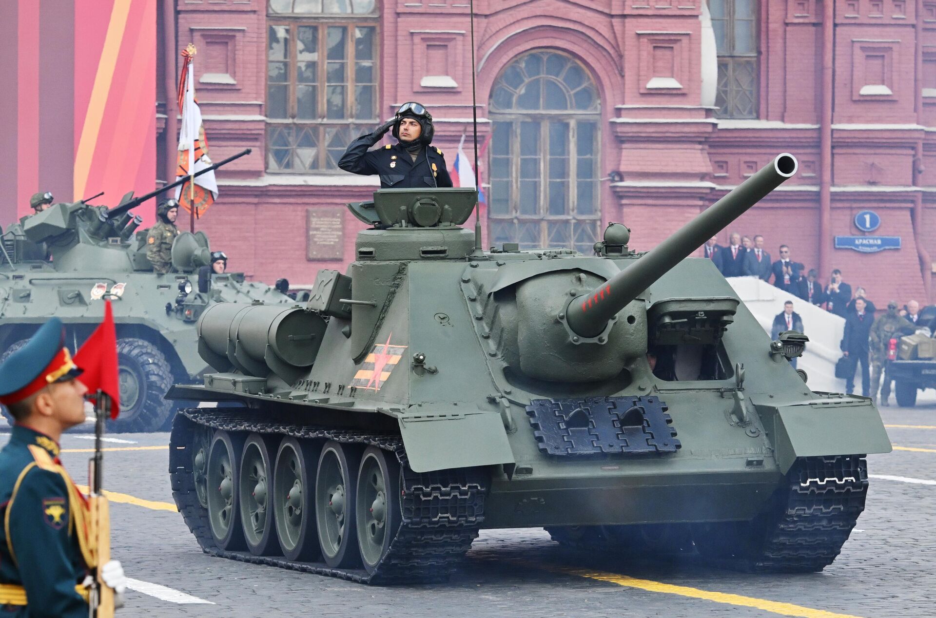 Противотанковая самоходная установка Су-100 на Красной площади в Москве на военном параде, посвященном 80-летию Победы в Великой Отечественной войне - РИА Новости, 1920, 09.05.2025