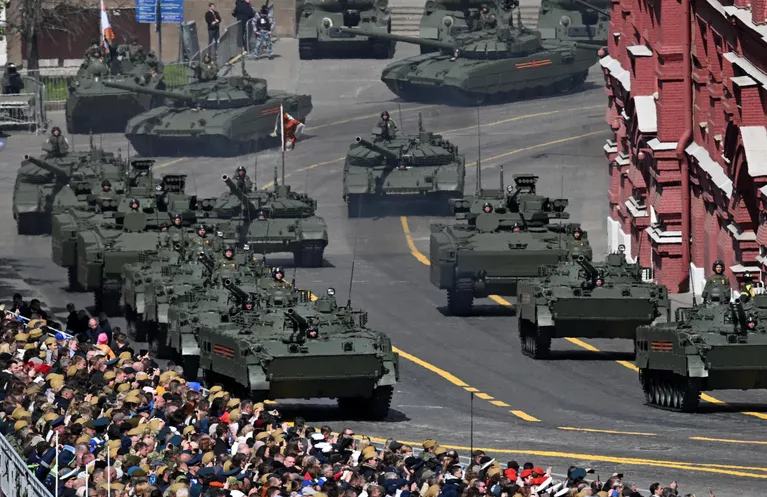 Боевые машины пехоты БМП-3 на Красной площади в Москве на военном параде, посвященном 80-летию Победы в Великой Отечественной войне Боевые машины пехоты БМП-3 на Красной площади в Москве на военном параде, посвященном 80-летию Победы в Великой Отечественной войне