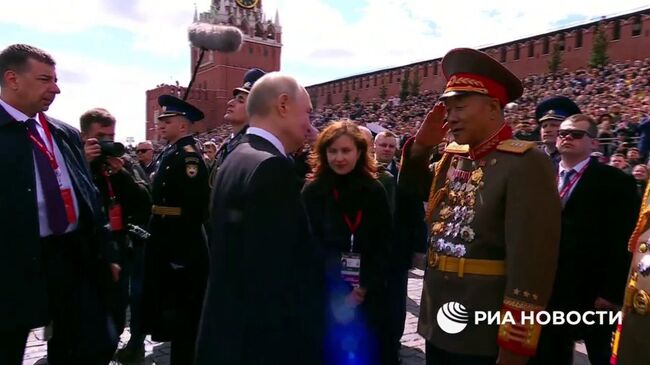 Путин после парада отдельно пообщался с военными из КНДР