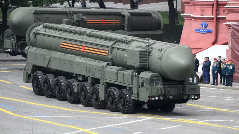 Автономная пусковая установка ПГРК Ярс на Красной площади в Москве на военном параде, посвященном 80-летию Победы в Великой Отечественной войне Автономная пусковая установка ПГРК Ярс на Красной площади в Москве на военном параде, посвященном 80-летию Победы в Великой Отечественной войне