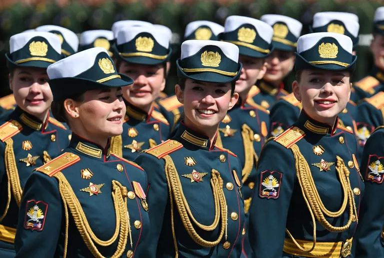 Парадный расчет военнослужащих-женщин на Красной площади в Москве на военном параде, посвященном 80-летию Победы в Великой Отечественной войне Парадный расчет военнослужащих-женщин на Красной площади в Москве на военном параде, посвященном 80-летию Победы в Великой Отечественной войне