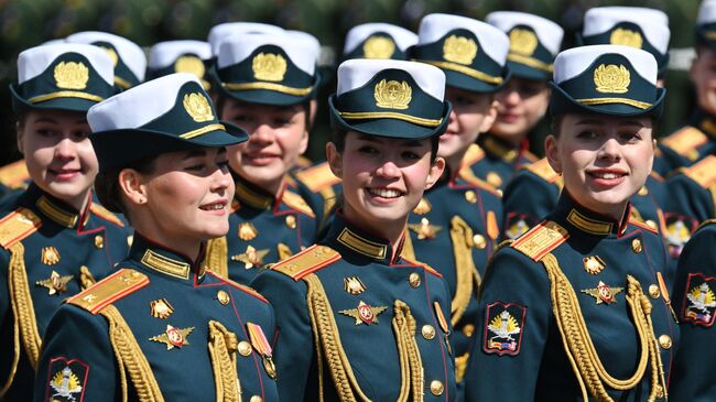 Парадный расчет военнослужащих-женщин на Красной площади в Москве на военном параде, посвященном 80-летию Победы в Великой Отечественной войне Парадный расчет военнослужащих-женщин на Красной площади в Москве на военном параде, посвященном 80-летию Победы в Великой Отечественной войне