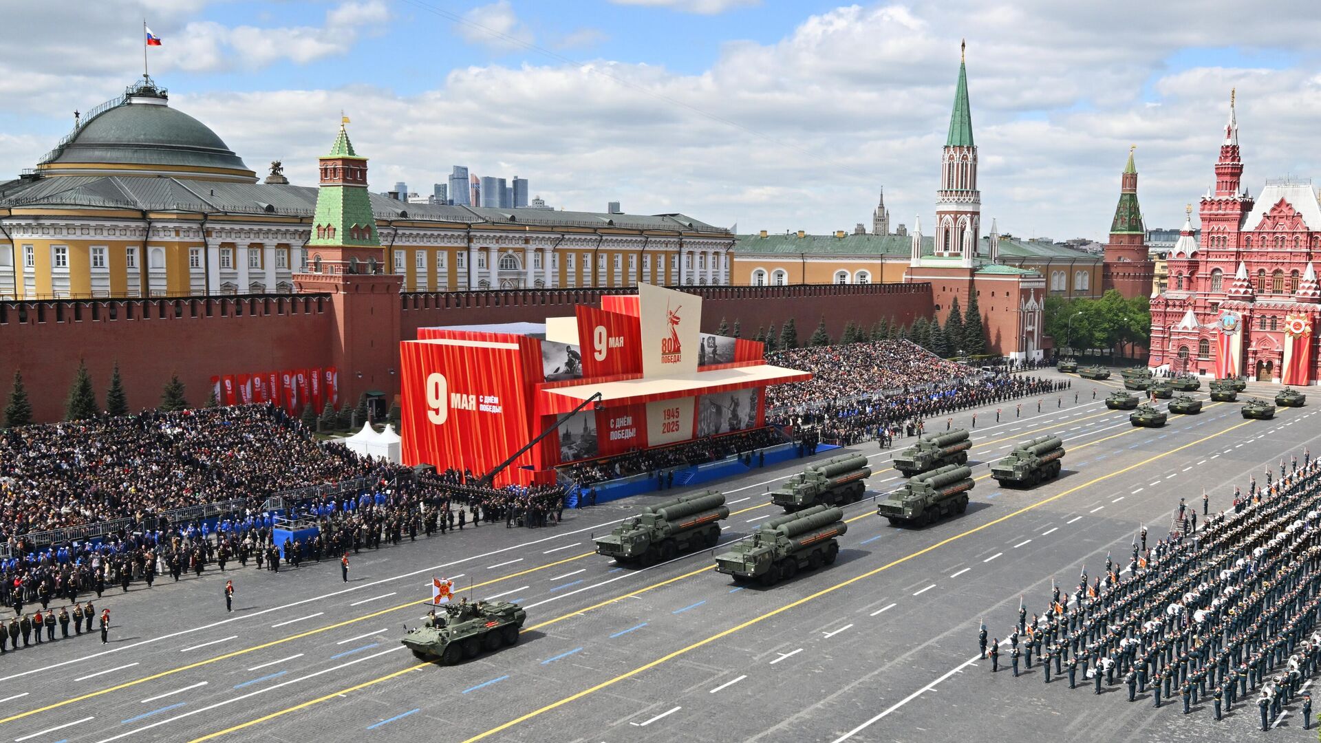 Бронетранспортер БТР-82А и зенитные ракетные системы С-400  на Красной площади в Москве на военном параде, посвященном 80-летию Победы в Великой Отечественной войне - РИА Новости, 1920, 09.05.2025